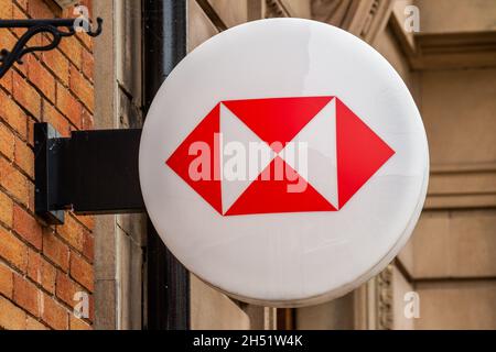 Logo della banca HSBC UK all'esterno della sua filiale in High Street, Coventry, West Midlands, Regno Unito. Foto Stock