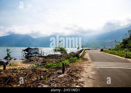 Tra Hue e da Nang, in prossimità dell'autostrada principale, huyện Phú Lộc Foto Stock