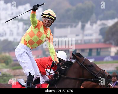 Del Mar, Stati Uniti. 05 novembre 2021. Jose Ortiz festeggia l'atop Pizza Bianca dopo aver vinto la gara di Turf Juvenile Fillies al Breeders' Cup Championships in del Mar California. 5 novembre 2021. Foto di Mark Abraham/UPI Credit: UPI/Alamy Live News Foto Stock