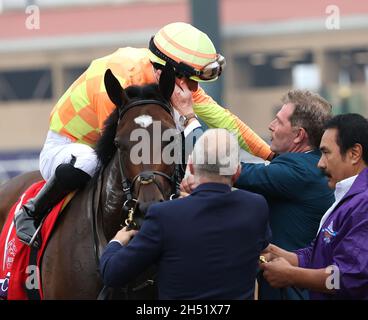 Del Mar, Stati Uniti. 05 novembre 2021. Jose Ortiz si congratula con Bobby Flay, proprietario e allenatore di Pizza Bianca, vincitore della gara di Turf della Breeders Cup Juvenile Fillies al Breeders' Cup Championships in del Mar California. 5 novembre 2021. Foto di Mark Abraham/UPI Credit: UPI/Alamy Live News Foto Stock