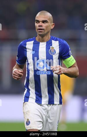 Milano, 3 novembre 2021. Pepe del FC Porto durante la partita UEFA Champions League a Giuseppe Meazza, Milano. Il credito d'immagine dovrebbe essere: Jonathan Moscrop / Sportimage Foto Stock