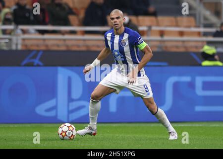 Milano, 3 novembre 2021. Pepe del FC Porto durante la partita UEFA Champions League a Giuseppe Meazza, Milano. Il credito d'immagine dovrebbe essere: Jonathan Moscrop / Sportimage Foto Stock