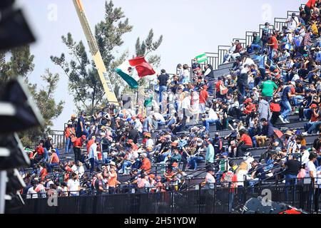 Città del Messico, Mexiko. 6 novembre 2021. 11/06/2021, Autodromo Hermanos Rodriguez, Città del Messico, FORMULA 1 GRAN PREMIO DE LA CIUDAD DE MEXICO 2021, nella foto spettatore pieno si trova in Messico. Credit: dpa/Alamy Live News Foto Stock