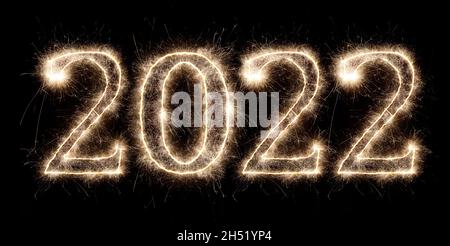 golden bright sparkler numero 2022 isolato su nero. felice anno nuovo vigilia celebrazione sfondo Foto Stock