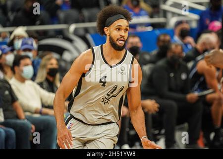 Orlando, Florida, USA, 5 novembre 2021, San Antonio Spurs Guardia Derrick White #4 durante il primo trimestre presso l'Amway Center. (Photo Credit: Marty Jean-Louis) Credit: Marty Jean-Louis/Alamy Live News Foto Stock