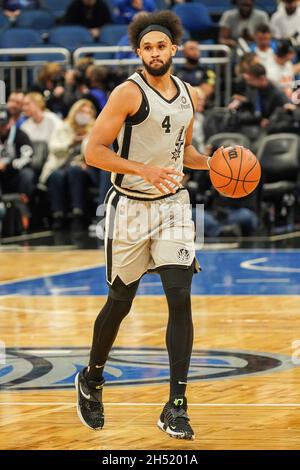 Orlando, Florida, USA, 5 novembre 2021, San Antonio Spurs Guardia Derrick White #4 presso l'Amway Center. (Photo Credit: Marty Jean-Louis) Credit: Marty Jean-Louis/Alamy Live News Foto Stock