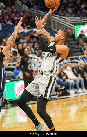 Orlando, Florida, USA, 5 novembre 2021, San Antonio Spurs Guardia Derrick White #4 prende un colpo contro l'Orlando Magic all'Amway Center. (Photo Credit: Marty Jean-Louis) Credit: Marty Jean-Louis/Alamy Live News Foto Stock