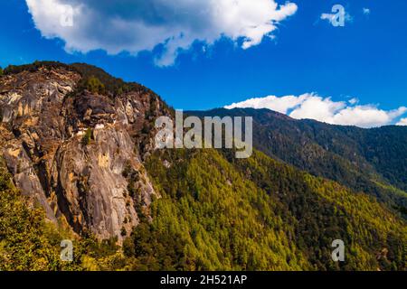 Taktshang Goemba, il monastero di Taktsang Palphug o il monastero di Tiger's Nest, il più famoso monastero del Bhutan, in una scogliera di montagna nella valle di Paro. Vista Foto Stock