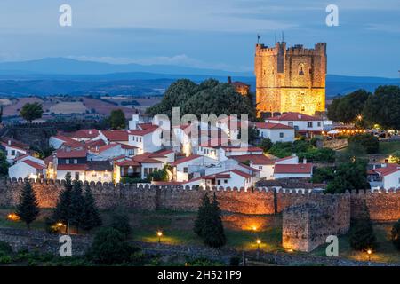 Vista parziale, al crepuscolo, della cittadella medievale e del castello di Braganza in Portogallo. Foto Stock