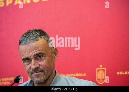 Madrid, Spagna. 05 novembre 2021. Luis Enrique, allenatore della nazionale spagnola di calcio, parla durante la conferenza stampa alla Federazione spagnola di calcio di Madrid. Ha reso ufficiale la lista dei giocatori che giocheranno nelle prossime partite della squadra spagnola per qualificarsi per la Coppa del mondo Qatar 2022, contro le squadre della Grecia e della Svezia. Credit: SOPA Images Limited/Alamy Live News Foto Stock