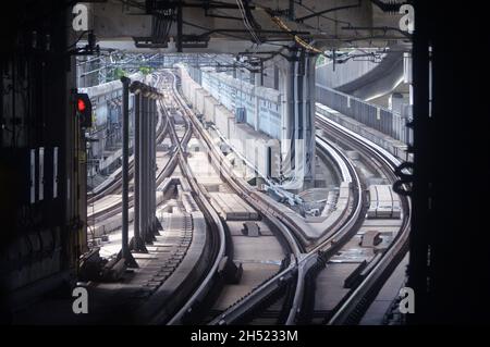 Incrocio ferroviario ad ovest della Stazione di Tsing Yi, parte della linea Tung Chung e Airport Express della rete metropolitana MTR di Hong Kong Foto Stock