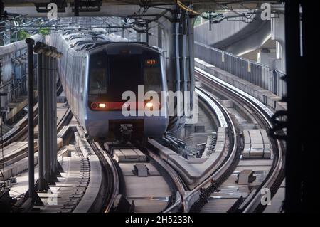 Hyundai Rotem EMU ad un incrocio ferroviario ad ovest della Stazione di Tsing Yi, parte della linea di Tung Chung e Airport Express della rete metropolitana MTR di Hong Kong Foto Stock