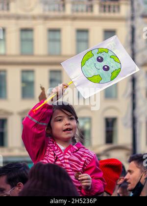 Glasgow, Regno Unito. 05 novembre 2021. Una bambina tiene un cartello durante il rally. Il giorno 6 della Conferenza delle Nazioni Unite sui cambiamenti climatici (26a Conferenza delle parti (COP26)), il venerdì per la futura Scozia e altri gruppi attivisti sui cambiamenti climatici marciano per le strade del centro di Glasgow, per tenere un raduno a George Square. Credit: SOPA Images Limited/Alamy Live News Foto Stock