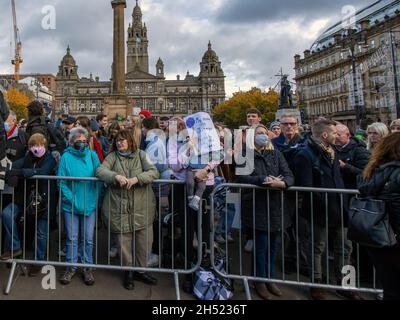 Glasgow, Regno Unito. 05 novembre 2021. Le folle si sono riunite per ascoltare i relatori al rally. Il giorno 6 della Conferenza delle Nazioni Unite sui cambiamenti climatici (26a Conferenza delle parti (COP26)), il venerdì per la futura Scozia e altri gruppi attivisti sui cambiamenti climatici marciano per le strade del centro di Glasgow, per tenere un raduno a George Square. Credit: SOPA Images Limited/Alamy Live News Foto Stock