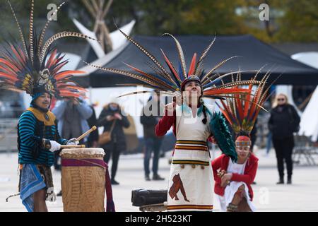 I ballerini indigeni aztechi al raduno delle eredità indigene, il 4 novembre 2021 a Toronto, Nathan Phillips Square, Canada Foto Stock