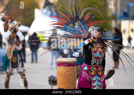 I ballerini indigeni aztechi al raduno delle eredità indigene, il 4 novembre 2021 a Toronto, Nathan Phillips Square, Canada Foto Stock