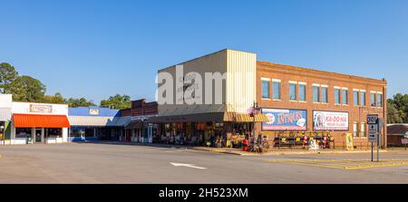 Murfreesboro, Arkansas, USA - 26 settembre 2021: Il vecchio quartiere degli affari sulla strada principale intorno al tribunale Foto Stock