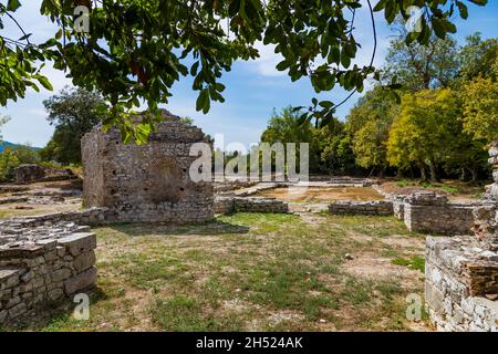 Butrint o Bouthroton - Parco Nazionale in Albania a Ksamil, un sito archeologico patrimonio mondiale dell'UNESCO. Famosa città greca e successivamente romana sullo shor Foto Stock