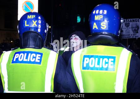 Londra, Regno Unito, 5 novembre 2021. I manifestanti si sono riuniti per l'annuale Million Mask March nel centro di Londra, dove numerosi fuochi d'artificio e razzi di fumo sono stati spesi intorno a Parliament Square. I numeri per la dimostrazione anti-establishment sono stati incoraggiati dai manifestanti di passaporto anti-vaccino che hanno aderito a quest'anno. Credit: Undicesima ora Fotografia/Alamy Live News Foto Stock