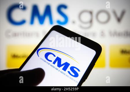 Ucraina. 05 novembre 2021. In questa foto, il logo Centers for Medicare & Medicaid Services (CMS) è visualizzato sullo smartphone e sullo sfondo del sito Web. (Foto di Pavlo Gonchar/SOPA Images/Sipa USA) Credit: Sipa USA/Alamy Live News Foto Stock