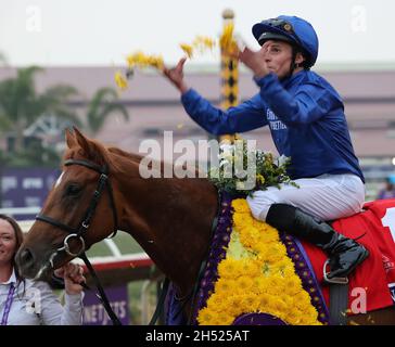 Del Mar, Stati Uniti. 05 novembre 2021. William Buick, vincendo il jockey a bordo dei Modern Games, lancia fiori dopo aver vinto il Turf Juvenile della Breeders' Cup al Breeders' Cup Championships in del Mar California. 5 novembre 2021. Foto di Mark Abraham/UPI Credit: UPI/Alamy Live News Foto Stock