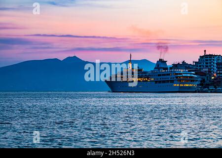 Saranda, Albania - Settembre 2018: Grande nave da crociera MV Aegean Odyssey by Voyages to Antiquity si fermò per la notte nel porto marittimo di Saranda. Corfu i Foto Stock