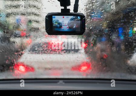 Pioggia sul parabrezza dall'interno dell'auto in ingorgo Foto Stock