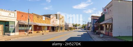 Des Arc, Arkansas, USA - 18 ottobre 2021: Il vecchio quartiere degli affari lungo la strada principale Foto Stock