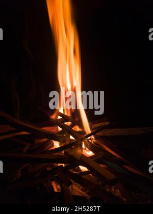 Un fuoco ha cominciato con un mucchio di accensione che brucia di notte. Foto Stock