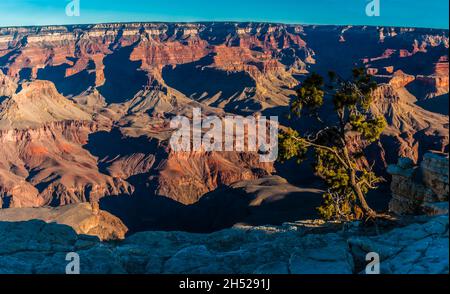 Isis Temple da Yavapai Point, il Rim Trail, il Parco Nazionale del Grand Canyon, Arizona, USA Foto Stock