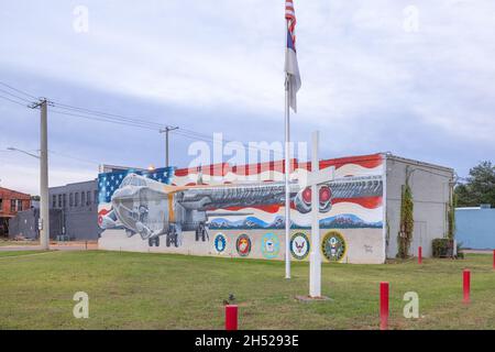 Mansfield, Louisiana, USA - 17 ottobre 2021: Murale di un bombardiere B-52, lungo il centro di Polk St Foto Stock