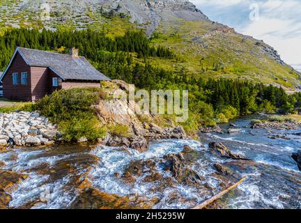 Cascate Swiftcurrent che scorrono lungo Swiftcurrent Creek, Glacier National Park, Montana, USA Foto Stock