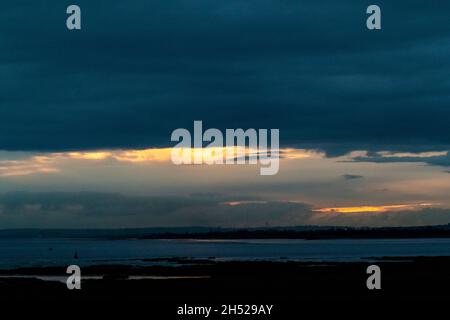 Nightfall alla bocca di Usk e il canale di Bristol, Galles. REGNO UNITO. Foto Stock