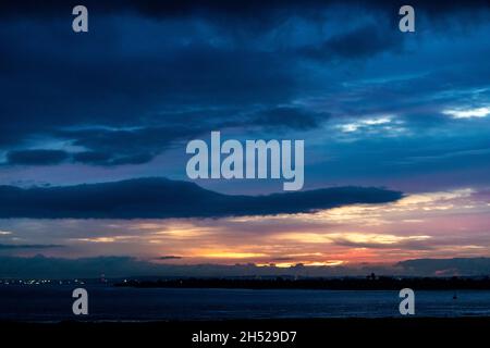 Nightfall alla bocca di Usk e il canale di Bristol, Galles. REGNO UNITO. Foto Stock