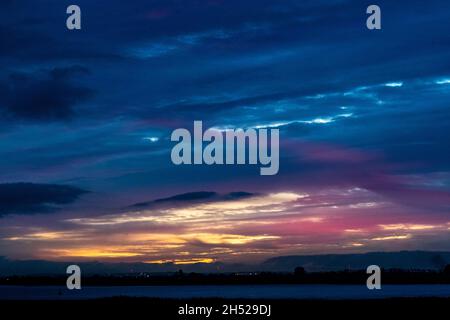 Nightfall alla bocca di Usk e il canale di Bristol, Galles. REGNO UNITO. Foto Stock