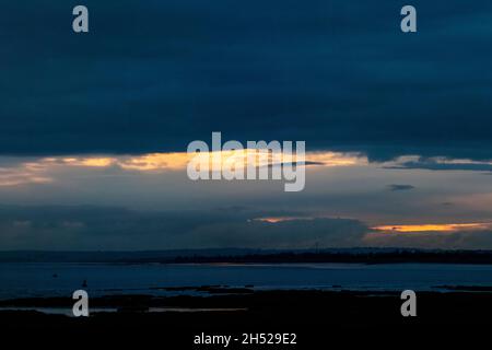 Nightfall alla bocca di Usk e il canale di Bristol, Galles. REGNO UNITO. Foto Stock