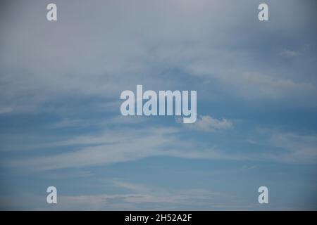 Miglior naturale nuvole del cielo.nebuloso cirrostratus piccolo.bella cirrocumulus e cumulus formazioni di nubi in un pomeriggio soleggiato in tarda estate sono contrastate Foto Stock