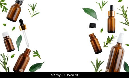 Flaconi contagocce e spray con olio ed erbe isolati su sfondo bianco, vista piana con spazio copia. Concetto di cosmetici a base di erbe Foto Stock