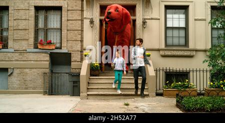 DATA DI USCITA: 10 novembre 2021 TITOLO: Clifford The Big Red Dog CASA DI PRODUZIONE: Paramount Pictures REGISTA: Walt Becker TRAMA: L'amore di una giovane ragazza per un piccolo cucciolo di nome Clifford fa crescere il cane fino a una dimensione enorme. PROTAGONISTI: Darby Camp e Jack Whitehall. (Credit Image: © Paramount Pictures/Entertainment Pictures) Foto Stock