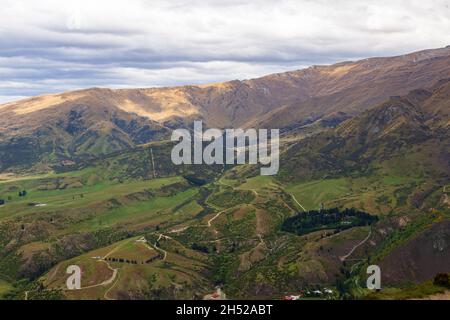 Terreno collinare vicino Queenstown sull'Isola del Sud. La vista dalla montagna. Nuova Zelanda Foto Stock