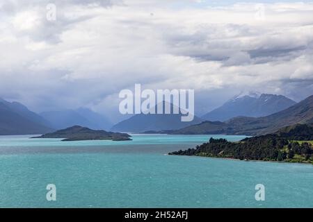 Paesaggio con isole sul lago. Le cime di montagna inondavano d'acqua. Lago Wakatipu. Nuova Zelanda Foto Stock