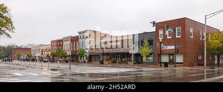 Bryan, Ohio, Stati Uniti d'America - 24 ottobre 2021: Lo storico quartiere degli affari lungo Lynn Street Foto Stock
