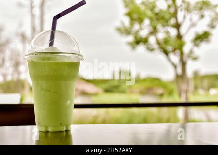 Deliziosi frullati Matcha Green Tea su sfondo naturale. Foto Stock