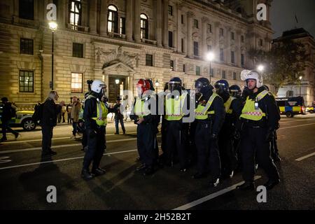 Londra, Regno Unito. 05 novembre 2021. La polizia si è vista in standby fuori dalla Whitehall durante la protesta. I manifestanti si sono riuniti a Trafalgar Square per l'annuale Million Mask March. La manifestazione annuale è stata convocata per la prima volta dal gruppo attivista Anonymous nella Guys Fawkes Day nel 2012. Credit: SOPA Images Limited/Alamy Live News Foto Stock