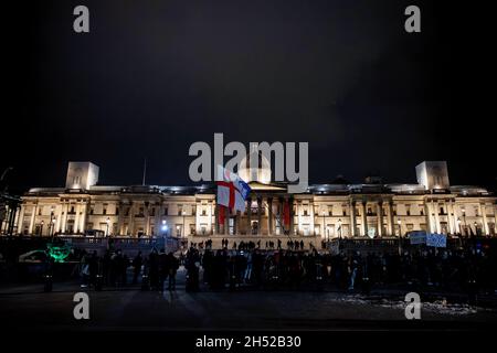 Londra, Regno Unito. 05 novembre 2021. I manifestanti si riuniscono a Trafalgar Square durante la protesta. I manifestanti si sono riuniti a Trafalgar Square per l'annuale Million Mask March. La manifestazione annuale è stata convocata per la prima volta dal gruppo attivista Anonymous nella Guys Fawkes Day nel 2012. Credit: SOPA Images Limited/Alamy Live News Foto Stock