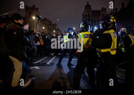 Londra, Regno Unito. 05 novembre 2021. I manifestanti fuori dal Parlamento e si scontrano con la polizia durante la protesta. I manifestanti si sono riuniti a Trafalgar Square per l'annuale Million Mask March. La manifestazione annuale è stata convocata per la prima volta dal gruppo attivista Anonymous nella Guys Fawkes Day nel 2012. Credit: SOPA Images Limited/Alamy Live News Foto Stock