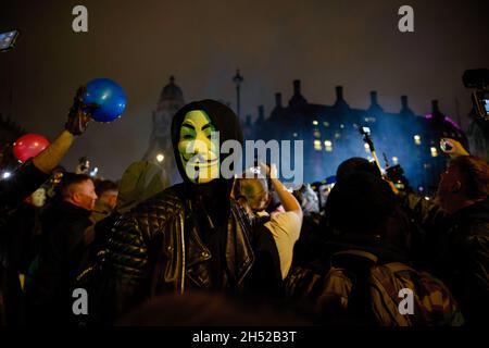 Londra, Regno Unito. 05 novembre 2021. Un manifestante è visto indossare una maschera Guy Fawkes durante la protesta.i manifestanti si sono riuniti a Trafalgar Square per l'annuale milione di Mask March. La manifestazione annuale è stata convocata per la prima volta dal gruppo attivista Anonymous nella Guys Fawkes Day nel 2012. Credit: SOPA Images Limited/Alamy Live News Foto Stock