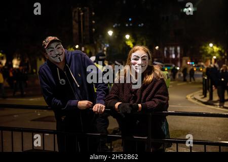 Londra, Regno Unito. 05 novembre 2021. I manifestanti hanno visto indossare le maschere di Guy Fawkes durante la protesta.i manifestanti si sono riuniti a Trafalgar Square per l'annuale Million Mask March. La manifestazione annuale è stata convocata per la prima volta dal gruppo attivista Anonymous nella Guys Fawkes Day nel 2012. (Foto di Hesther ng/SOPA Images/Sipa USA) Credit: Sipa USA/Alamy Live News Foto Stock