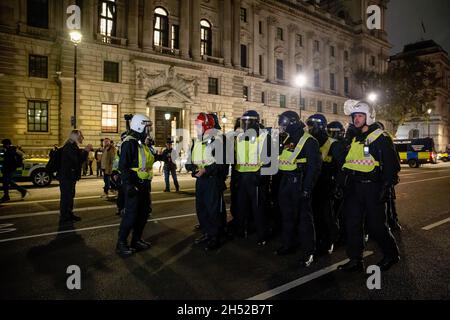 Londra, Regno Unito. 05 novembre 2021. La polizia si è vista in standby fuori dalla Whitehall durante la protesta. I manifestanti si sono riuniti a Trafalgar Square per l'annuale Million Mask March. La manifestazione annuale è stata convocata per la prima volta dal gruppo attivista Anonymous nella Guys Fawkes Day nel 2012. (Foto di Hesther ng/SOPA Images/Sipa USA) Credit: Sipa USA/Alamy Live News Foto Stock