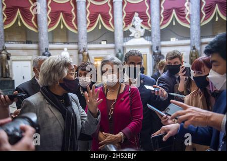 Washington DC, Stati Uniti. 05 novembre 2021. Presidente del Congresso del Black Caucus, rappresentante degli Stati Uniti Joyce Beatty (democratico dell'Ohio), a sinistra, e rappresentante degli Stati Uniti Brenda Lawrence (democratico del Michigan), a destra, Sono Uniti da altri membri del Congresso Black Caucus mentre parlano con i giornalisti mentre camminano verso la Camera mentre la Camera dei rappresentanti si prepara a votare sui conti Build Back Better e bipartisan Infrastructure al Campidoglio degli Stati Uniti a Washington, DC, USA, Giovedi, 5 novembre, 2021. Il Congresso ha approvato un progetto di legge bipartisan per le infrastrutture da 1.2 trilioni di dollari, deliveri Foto Stock